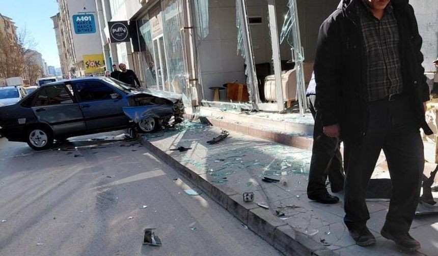 OTOMOBİL, MOBİLYA MAĞAZASINA GİRDİ