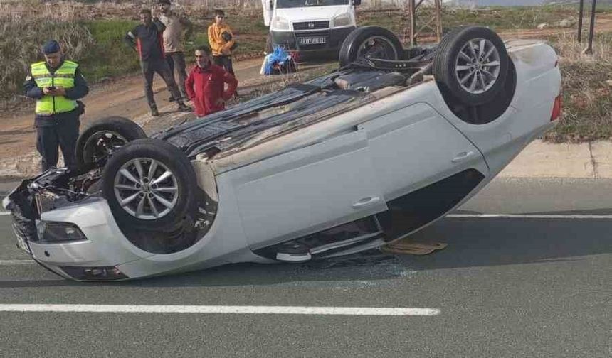 OTOMOBİL TERS DÖNDÜ: 2 YARALI