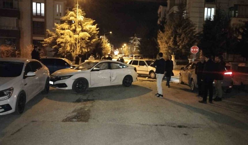 ZİNCİRLEME KAZADA 4 ARAÇ HASAR GÖRDÜ