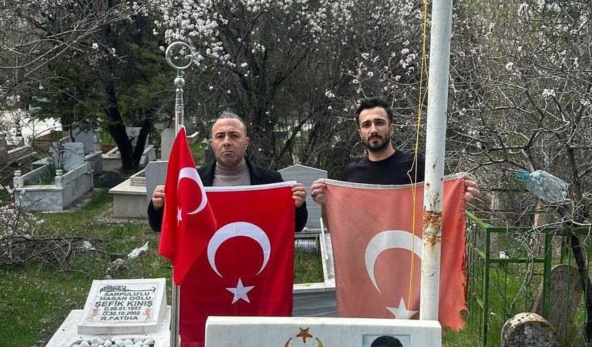 ŞEHİTLİKTEKİ BAYRAKLAR DEĞİŞTİRİLDİ