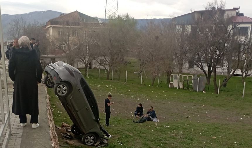 OTOMOBİL ŞARAMPOLE UÇTU: 1 YARALI