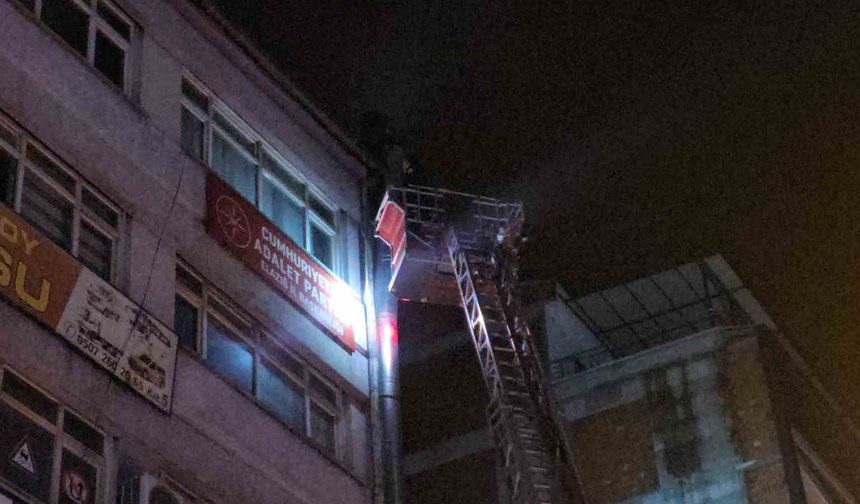 BACADAN YÜKSELEN YOĞUN DUMAN KORKUTTU