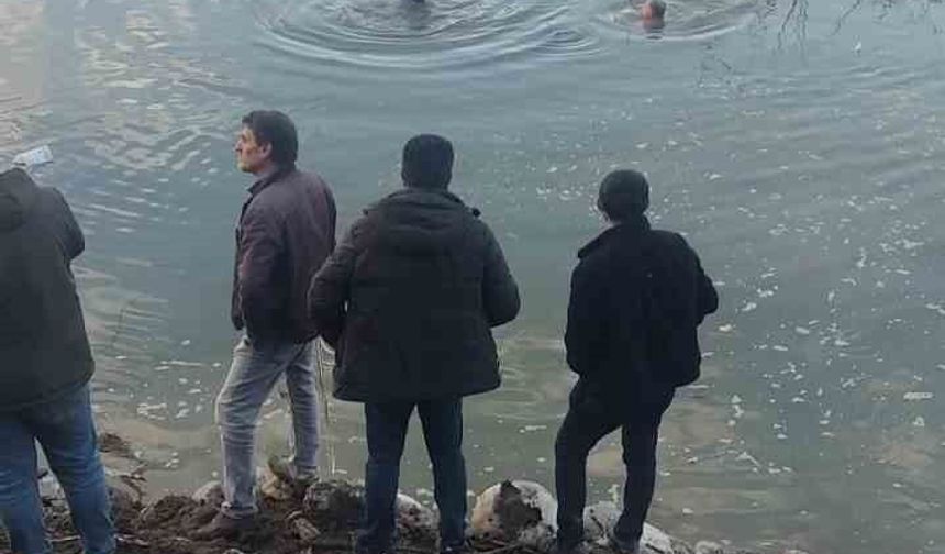 BARAJ GÖLÜNE UÇAN OTOMOBİLDEKİ SÜRÜCÜYÜ EKİPLER KURTARDI