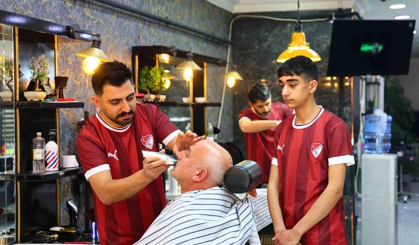 DÜKKANI BORDO BEYAZA BOYADI