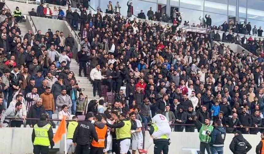 ELAZIĞSPORLU FUTBOLCU GOL SEVİNCİNİ POLİSLE YAŞADI