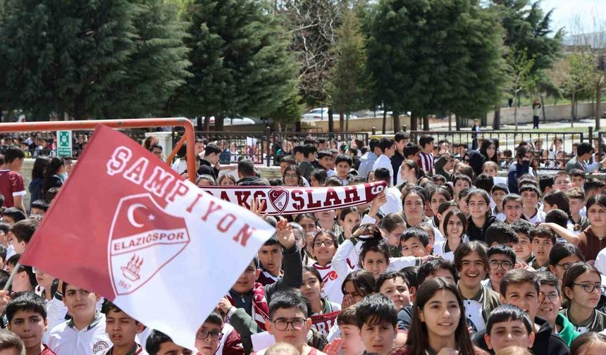 KAPTANA SARILMAK İÇİN GÖZYAŞI DÖKEN ÖĞRENCİYE ANLAMLI JEST