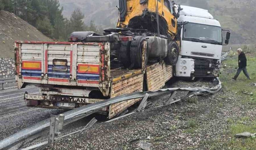 KAZA YAPAN TIRI TAŞIYAN TIR KAZA YAPTI