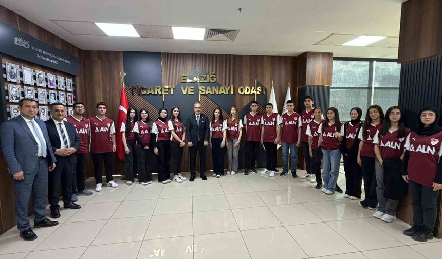 ÖĞRENCİLERE FORMALARINI HEDİYE ETTİ