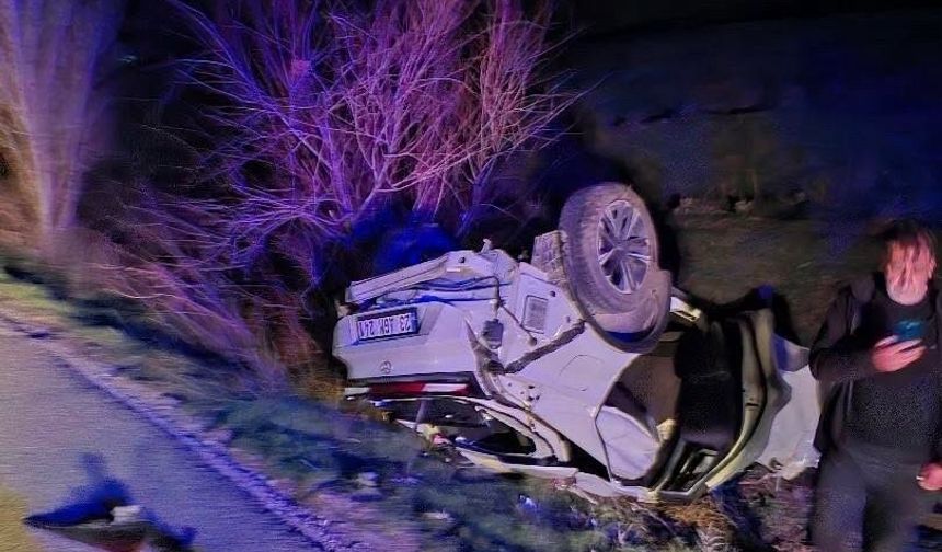 OTOMOBİL TAKLA ATTI: 2 YARALI