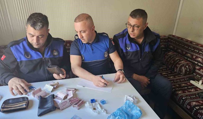 ZABITA TARAFINDAN BULUNAN PARA VE ALTIN SAHİBİNE TESLİM EDİLDİ