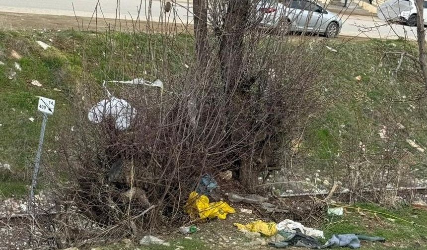 SİVRİCE’DE ÇÖP KRİZİ BÜYÜYOR