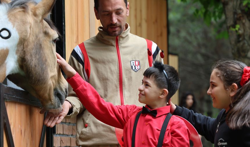 AKADEMİSYENLER VE ÖZEL ÇOCUKLAR ETKİNLİKTE BULUŞTU