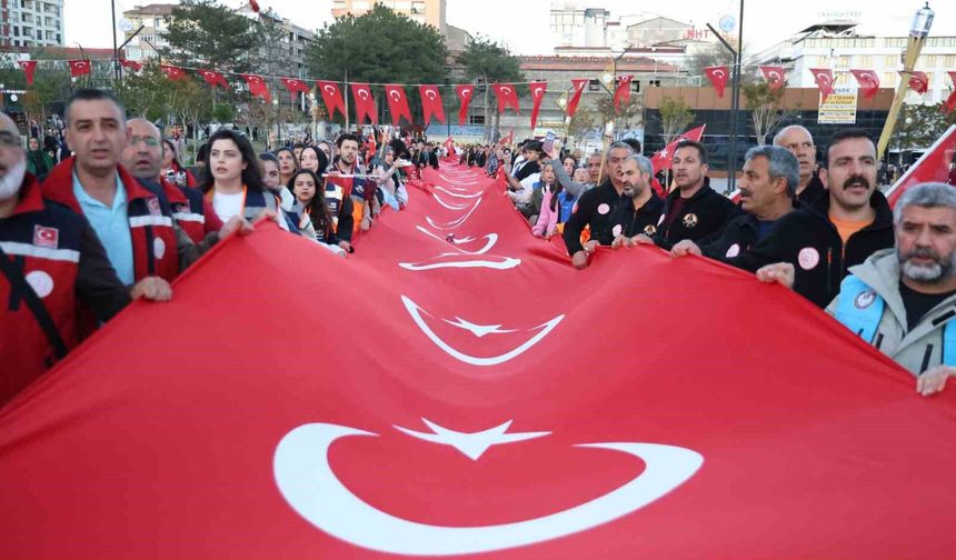 100 METRELİK TÜRK BAYRAĞIYLA FENER ALAYI DÜZENLENDİ