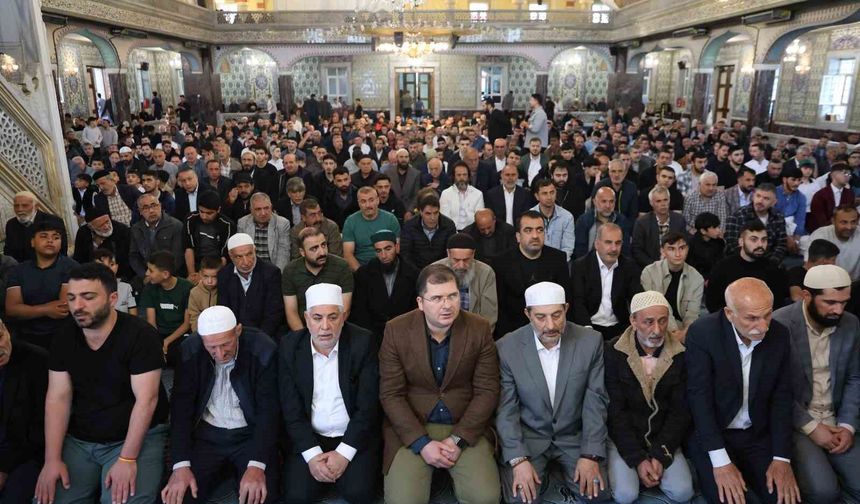 BAYRAM NAMAZINDA CAMİLER DOLDU