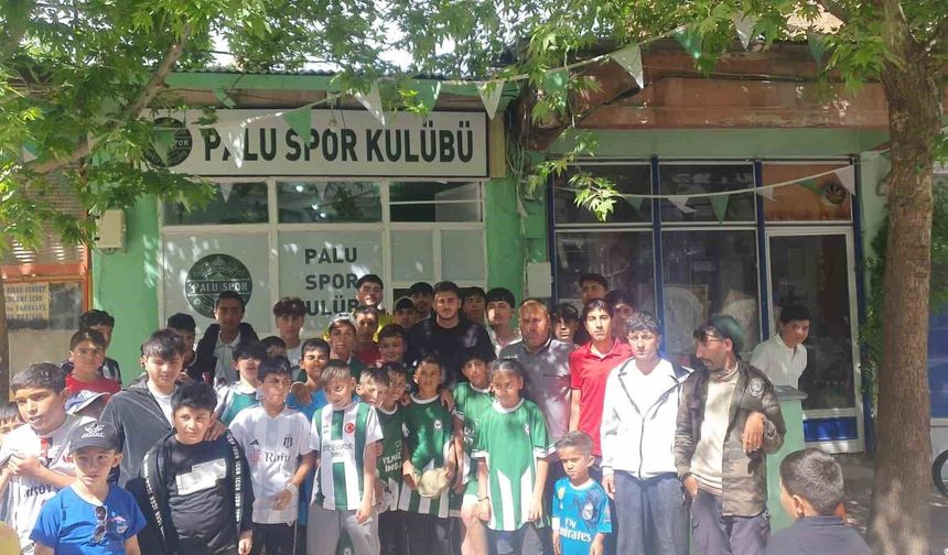 BEŞİKTAŞLI FUTBOLCU MEMLEKETİ PALUDA GENÇLERLE BULUŞTU