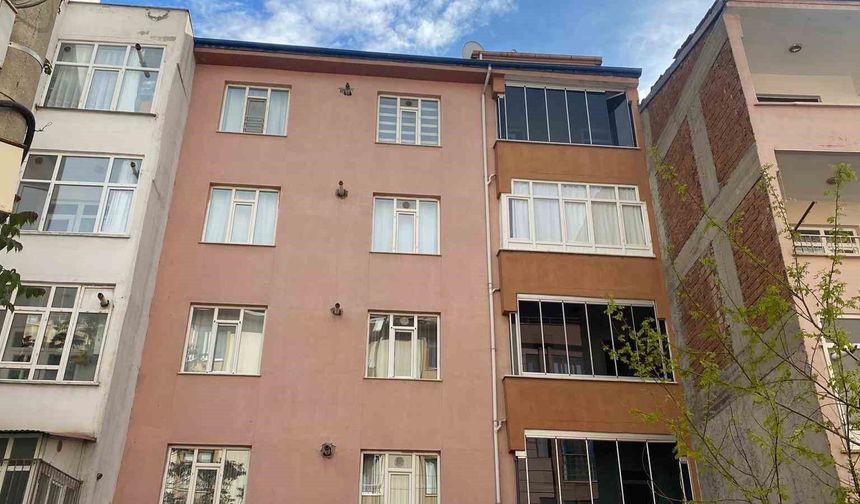 BEŞİNCİ KATTAN DÜŞEN GENÇ KIZ AĞIR YARALANDI