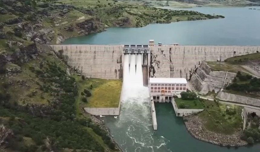 BİR BARAJIN DAHA KAPAKLARI AÇILDI