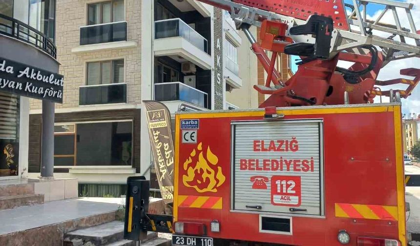 CAM ARASINA SIKIŞAN GÜVERCİN KURTARILDI