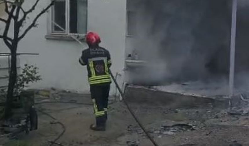 ÇATI YANGININDA 1 KİŞİ DUMANDAN ETKİLENDİ