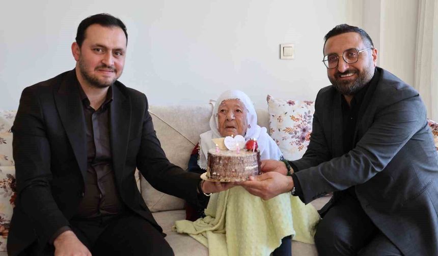 CUMHURİYETLE YAŞIT NAZİFE NİNEYE ANNELER GÜNÜ SÜRPRİZİ