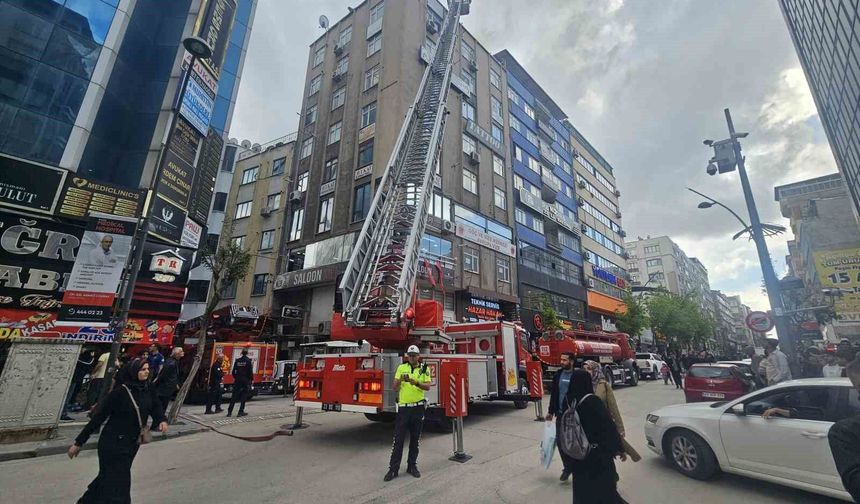 İŞ MERKEZİNİN ÇATISINDA YANGIN PANİĞİ