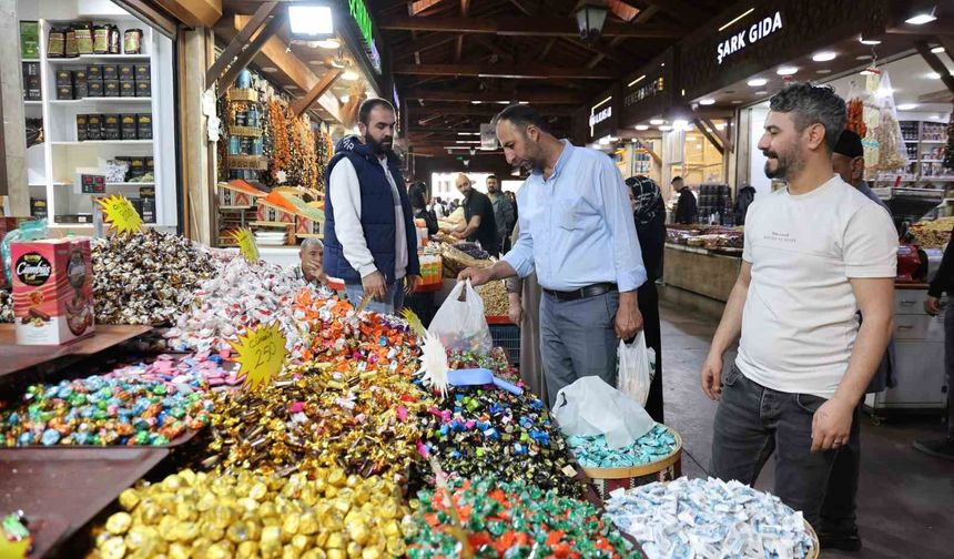 KAPALI ÇARŞI YOĞUN GÜNLERİNDEN BİRİNİ DAHA YAŞIYOR