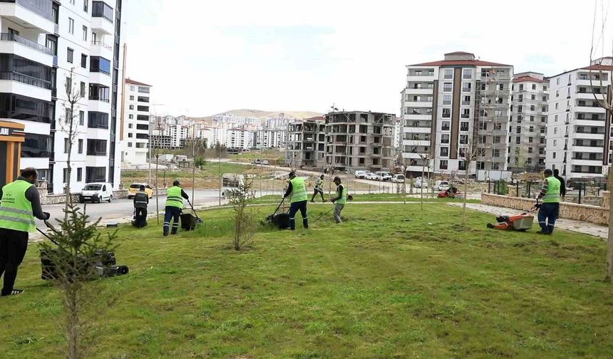KENT GENELİNDE YEŞİL ALAN ÇALIŞMALARI SÜRÜYOR