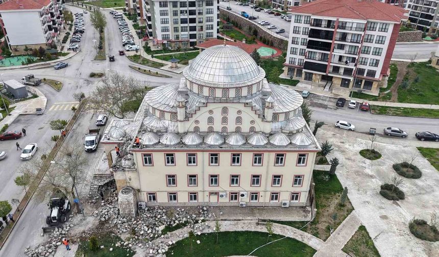 MİNARESİNE YILDIRIM DÜŞEN CAMİDE ENKAZ KALDIRMA ÇALIŞMALARI BAŞLADI