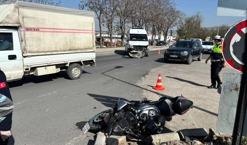 MOTOSİKLET İLE MİNİBÜS ÇARPIŞTI