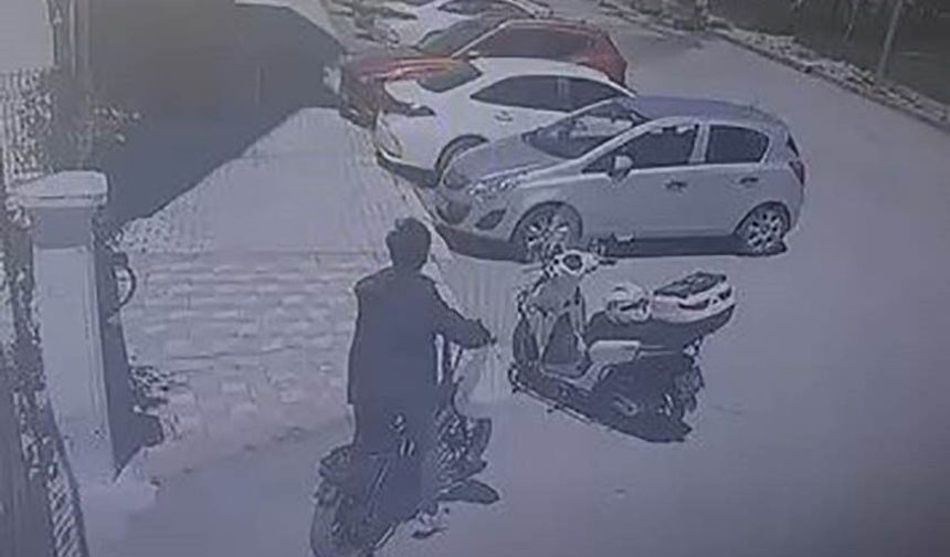 MOTOSİKLET ÜZERİNDE DURAN KASKI ÇALDILAR