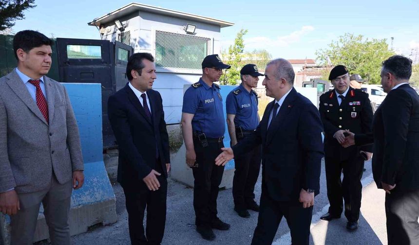 VALİ HATİPOĞLU GÖREVİ BAŞINDAKİ PERSONELLERLE BAYRAMLAŞTI
