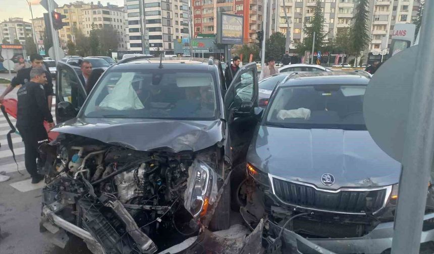 ZİNCİRLEME TRAFİK KAZASINDA 3 KİŞİ YARALANDI