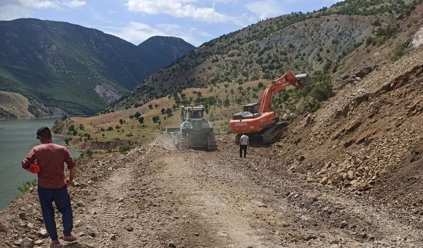 GÖKDERE - BEYHAN SAHİL YOLUNDA ÇALIŞMALAR BAŞLADI