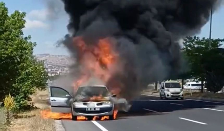 ALEVLERE TESLİM OLAN OTOMOBİL ALEV TOPUNA DÖNDÜ