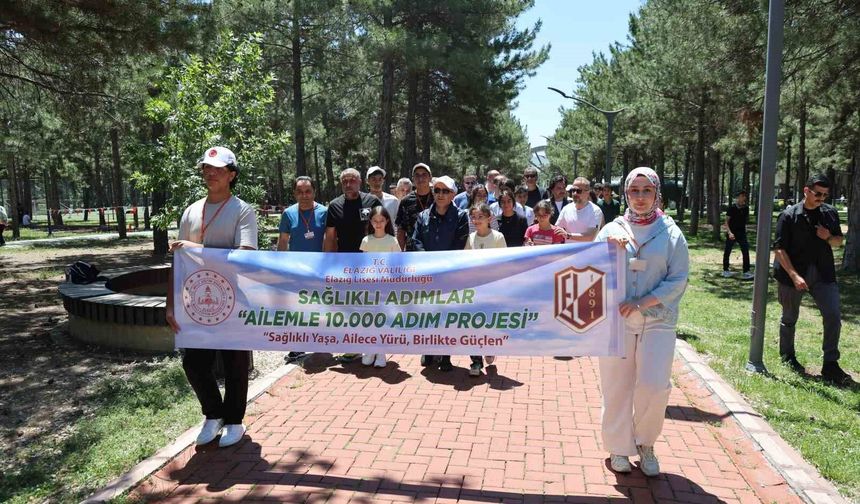 ÇOCUKLAR VE GENÇLER AİLELERİYLE BİRLİKTE YÜRÜDÜ