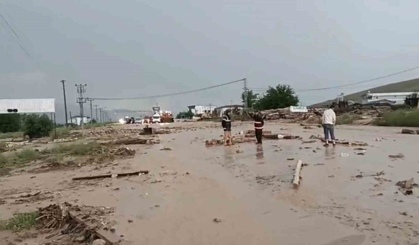 ELAZIĞ TUNCELİ YOLU SEL NEDENİYLE ULAŞIMA KAPANDI