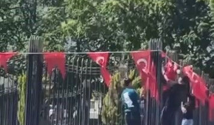 ELAZIĞ'DA ÇOCUKLARIN BAYRAK HASSASİYETİ