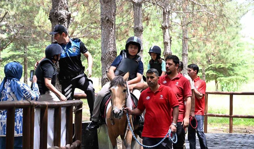 EMŞAV ŞEHİT VE GAZİ ÇOCUKLARIYLA BİR ARAYA GELDİ