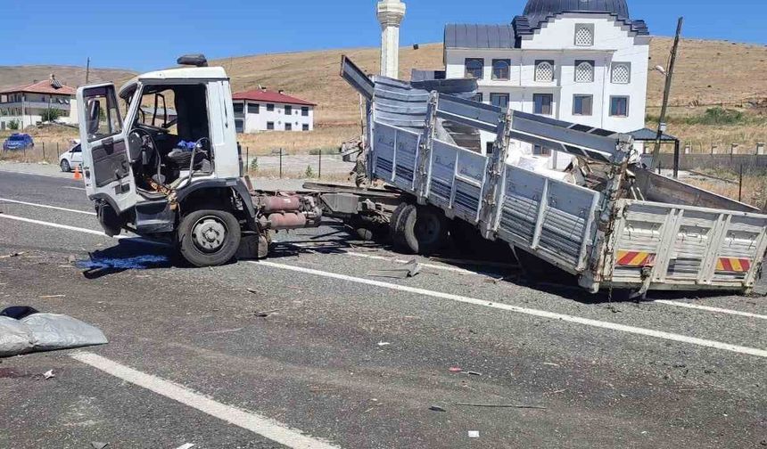 KAMYONLAR ÇARPIŞTI