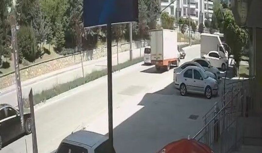 KARŞI ŞERİDE GEÇEN OTOMOBİL, KAMYONETLE ÇARPIŞTI