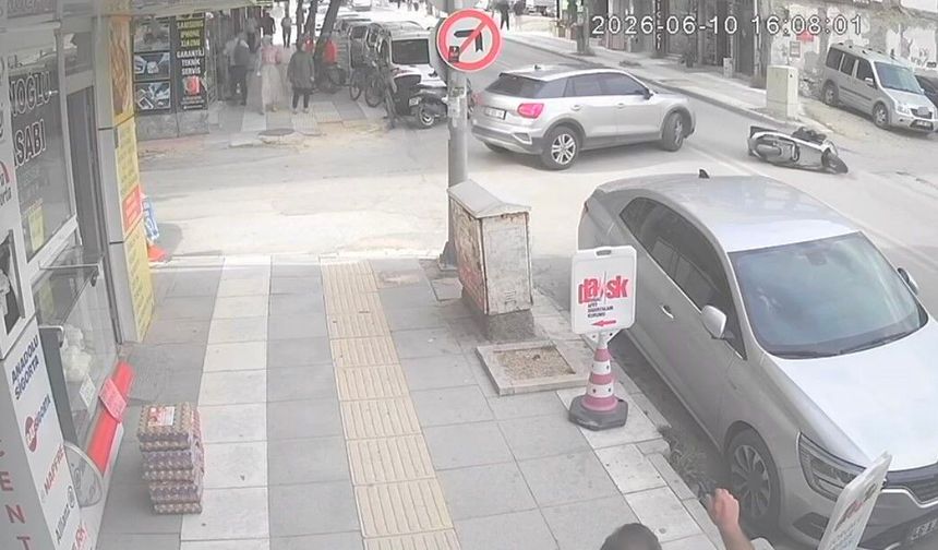 KONTROLSÜZCE YOLA ÇIKAN OTOMOBİL KAZAYA NEDEN OLDU