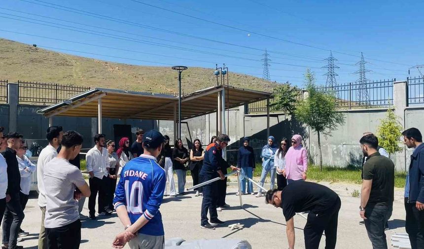 ÖĞRENCİLERE ÇADIR KURMA VE YANGIN EĞİTİMİ