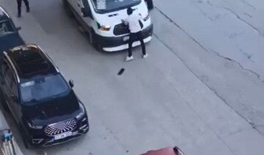ÖNÜNÜ KESTİĞİ YOLCU MİNİBÜSÜNÜ YUMRUKLADI