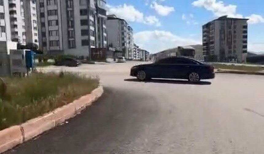 PLAKAYI KAPATTI VE TRAFİĞİ TEHLİKEYE ATTI