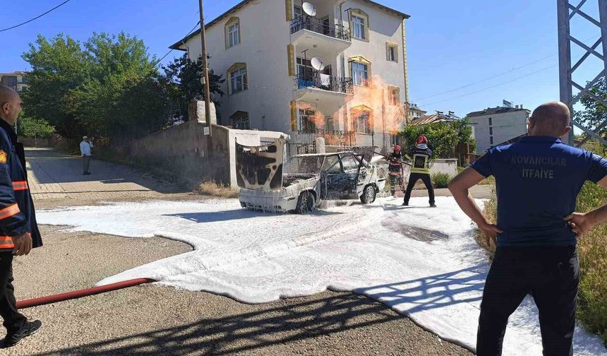 SEYİR HALİNDE İKEN ALEV ALAN ARAÇ KÜLE DÖNDÜ