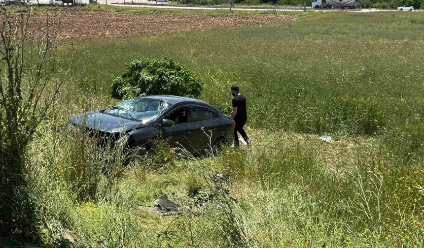 TARLAYA UÇAN OTOMOBİLDEKİ 3 KİŞİ YARALANDI
