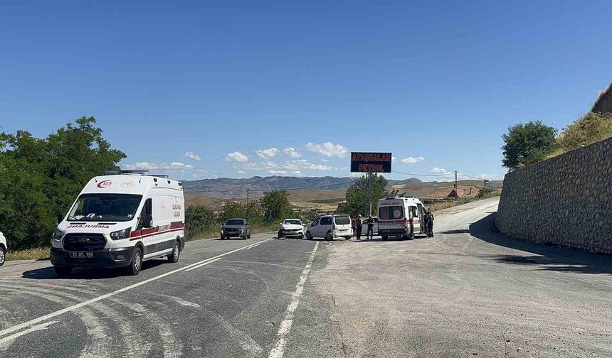 TRAFİK KAZASINDA 2 KİŞİ YARALANDI