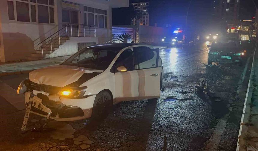 ZİNCİRLEME TRAFİK KAZASINDA 3 KİŞİ YARALANDI