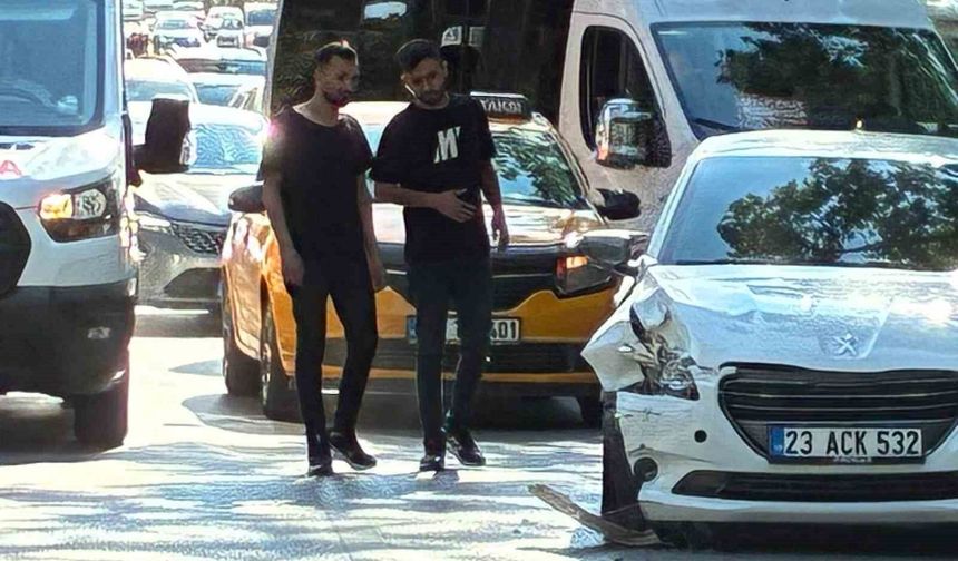 2 OTOMOBİL ÇARPIŞTI