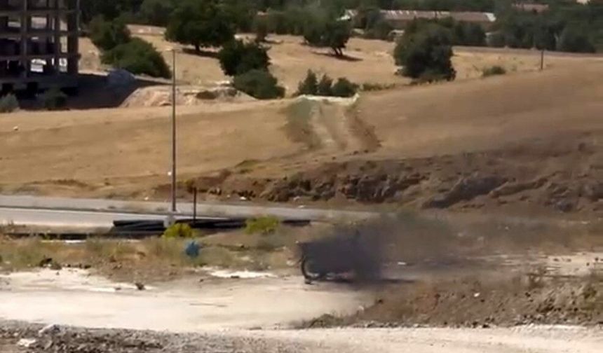 BOŞ ALANDAKİ MOTOSİKLET ALEV ALEV YANDI